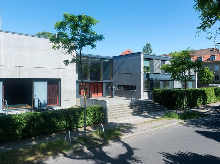 Surrounded by hedges and trees, the MPIWG building in Berlin-Dahlem